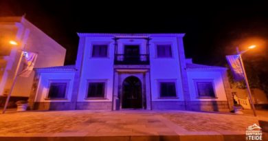 El Ayuntamiento se iluminó de violeta para visibilizar el Día Mundial de las Enfermedades Inflamatorias Intestinales